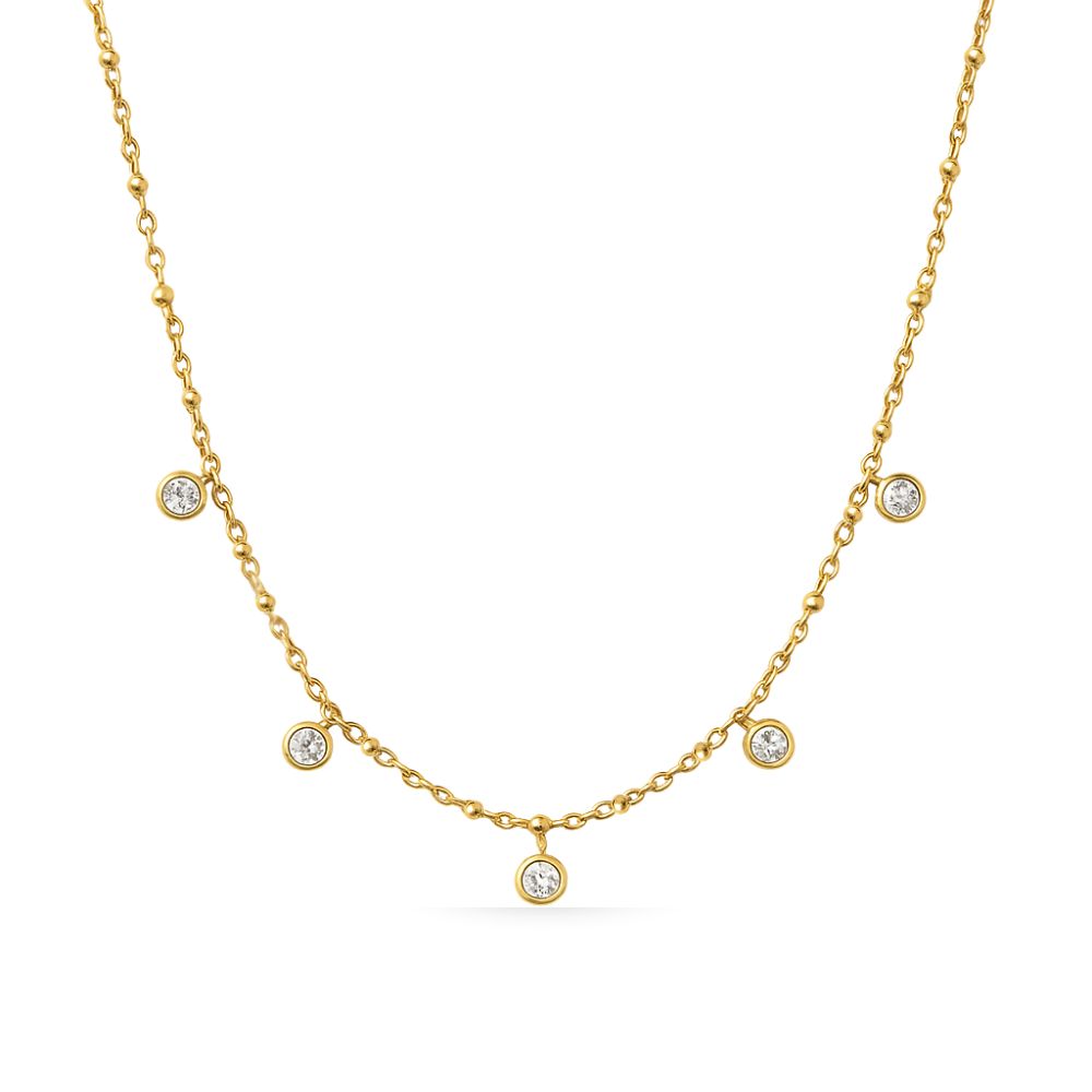 Vera V Necklace i guld med fem gnistrande vita stenar, fotat mot vit bakgrund. Tunt och elegant halsband från Alora Avenue – vattentåligt, allergivänligt och perfekt för layering.