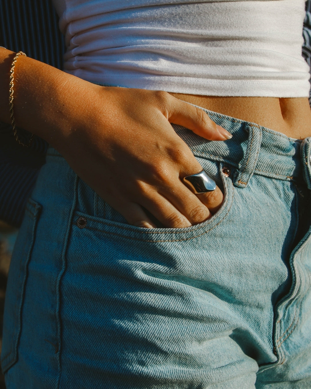 Close-up på Verbena Volume Ring i rostfritt stål med PVD-plätering – en vattentålig, voluminös ring med sofistikerad form och hög glans.