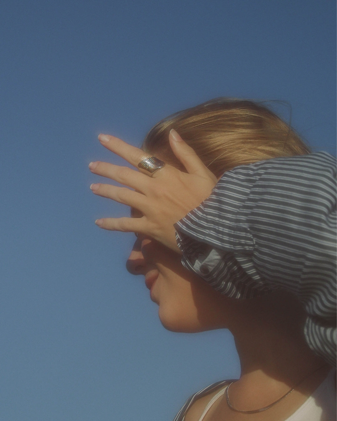 Editorial bild på modell som bär Verbena Volume Ring – en statement-ring med voluminös design, tillverkad i rostfritt stål med hållbar PVD-plätering.