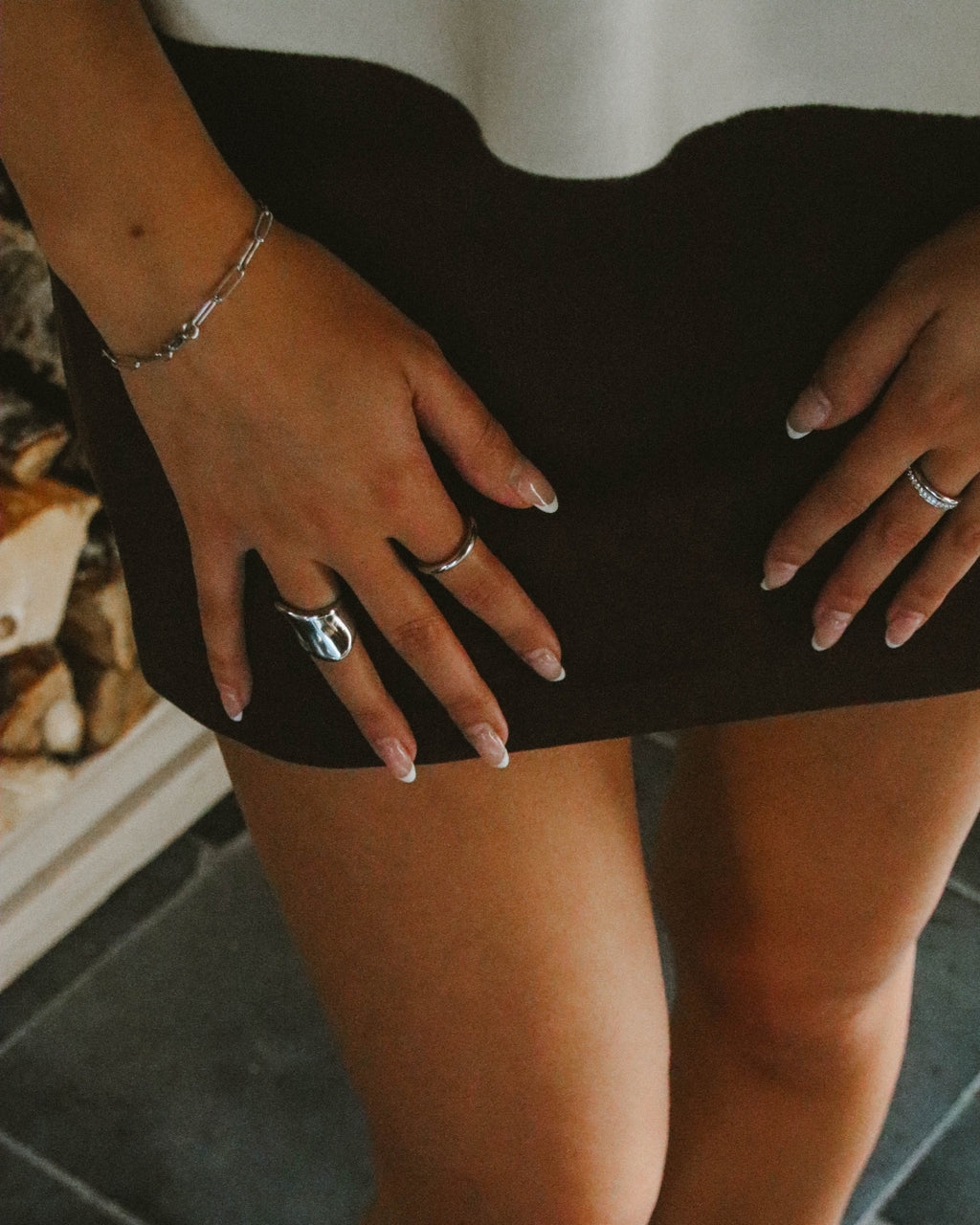 Modell bär Verbena Volume Ring – en voluminös silverfärgad ring i rostfritt stål med slitstark PVD-plätering och modern, elegant design.