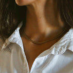 Zion Everest Necklace i guld från Alora Avenue – ett vattentåligt halsband i rostfritt stål med elegant, tät länkdesign som ger en tidlös och lyxig look. Dubbelpansar