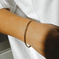 Zion Snow Bracelet i guld från Alora Avenue – ett elegant, vattentåligt armband i rostfritt stål med klassisk kedjelänk som ger en tidlös och stilren look.