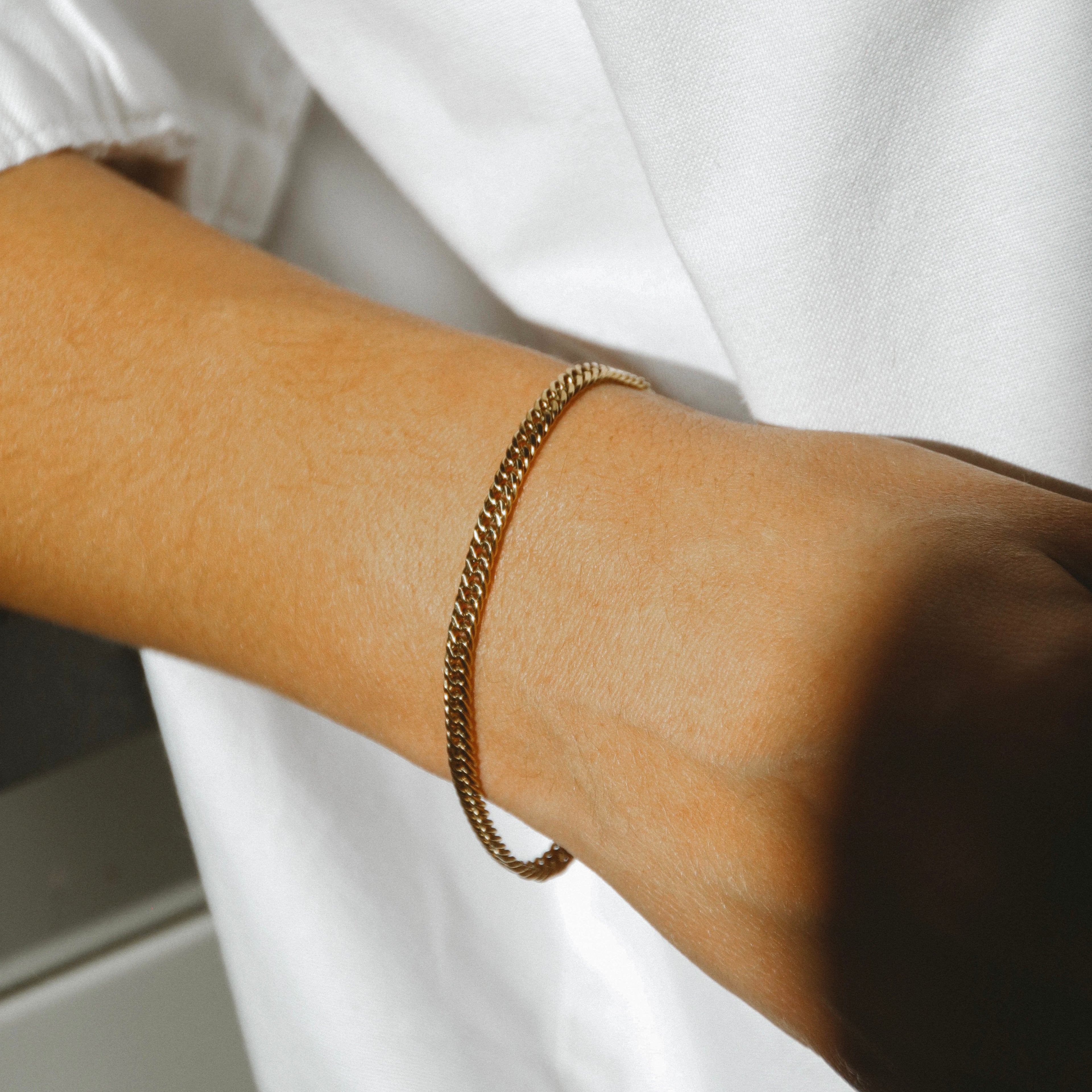 Zion Snow Bracelet i guld från Alora Avenue – ett elegant, vattentåligt armband i rostfritt stål med klassisk kedjelänk som ger en tidlös och stilren look.
